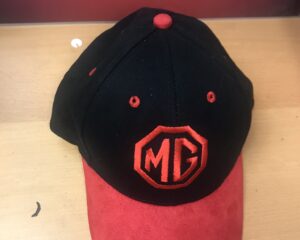 Mg F Mg Tf Pet met mg logo nieuw Mütze Kappe Zwart Rood